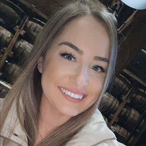 Meet your Posher, Yasmil